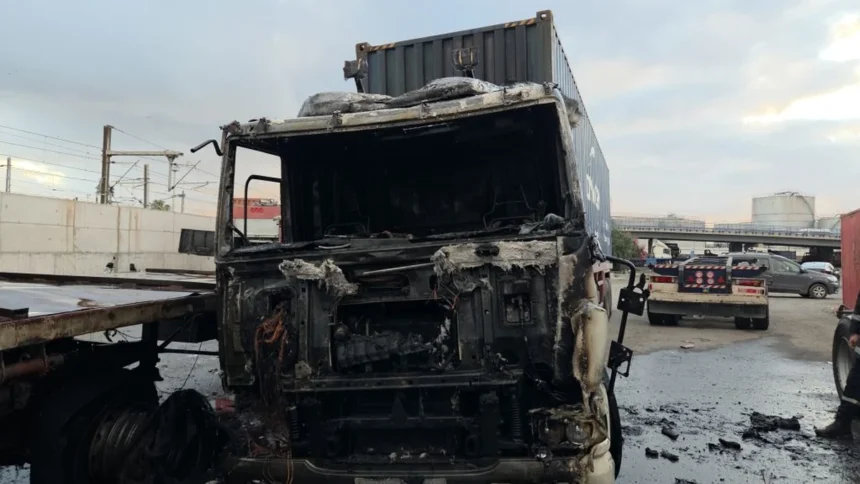 حريق داخل موقف شاحنات بمنطقة أنفا في الدار البيضاء