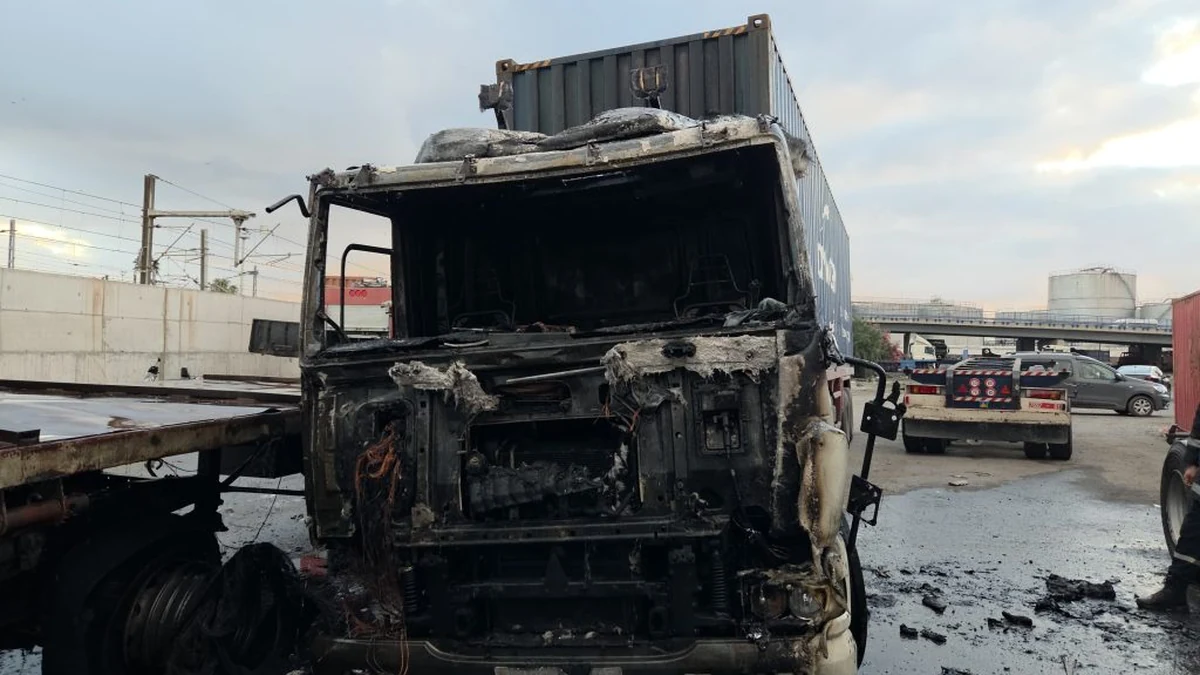 حريق مهول يلتهم شاحنات بأنفا.. خسائر مادية كبيرة واستنفار للوقاية المدنية