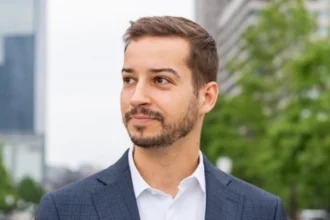 جوناس لاوفينر المعروف إعلاميا بملك سويسرا الرمزي بسبب أراض بلا مالك