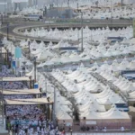 حجاج في مشعر منى خلال أيام التشريق لأداء رمي الجمرات وذكر الله