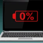 حاسوب محمول تظهر عليه علامة انخفاض البطارية بسبب برمجيات وتعريفات تستهلك الطاقة