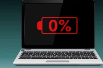حاسوب محمول تظهر عليه علامة انخفاض البطارية بسبب برمجيات وتعريفات تستهلك الطاقة