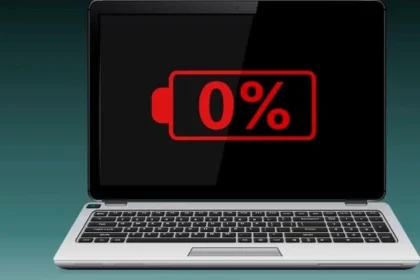 حاسوب محمول تظهر عليه علامة انخفاض البطارية بسبب برمجيات وتعريفات تستهلك الطاقة