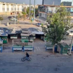 صورة توضيحية لمحيط سوق عشوائي بحي الداخلة بأكادير، وفق شكايات ساكنة وتجار متضررين.
