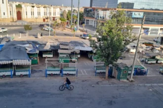 صورة توضيحية لمحيط سوق عشوائي بحي الداخلة بأكادير، وفق شكايات ساكنة وتجار متضررين.