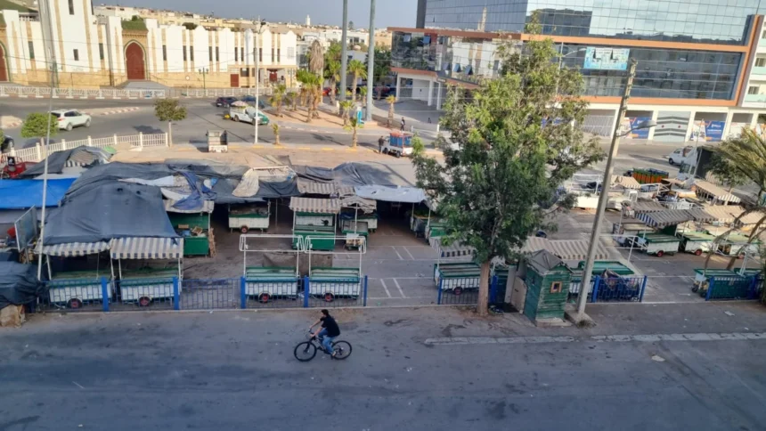 صورة توضيحية لمحيط سوق عشوائي بحي الداخلة بأكادير، وفق شكايات ساكنة وتجار متضررين.