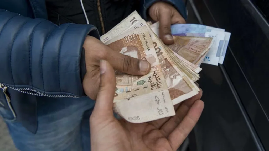 تداول أوراق نقدية بالدرهم المغربي في سياق نقاش حول الكاش وسوق أضاحي العيد
