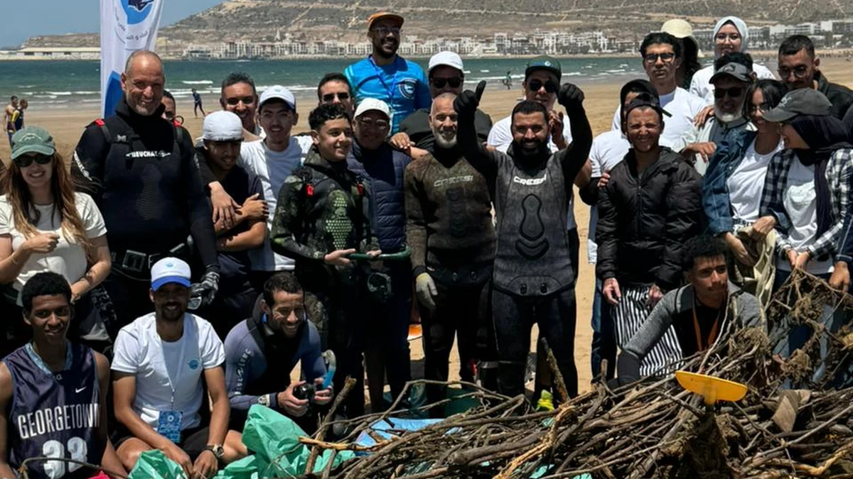 غطاسون ومتطوعون يوحدون الجهود في أكادير لإنجاح حملة “الدلفين الأزرق”