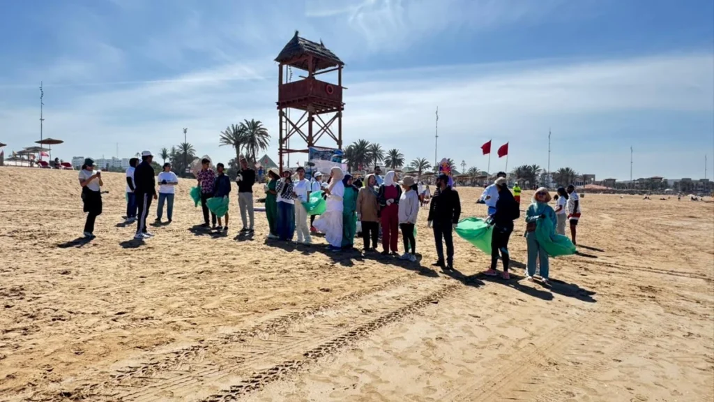 غطاسون ومتطوعون يوحدون الجهود في أكادير لإنجاح حملة “الدلفين الأزرق”