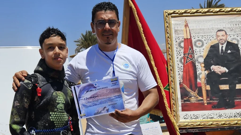 غطاسون ومتطوعون يوحدون الجهود في أكادير لإنجاح حملة “الدلفين الأزرق”