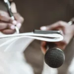 صورة تعبيرية لصحفي في الميدان يحمل دفتراً و ميكروفوناً