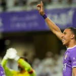 سفيان رحيمي يحتفل مع العين بعد الفوز على دبا في الدوري الإماراتي