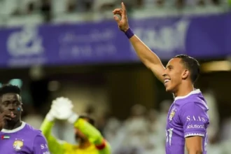 سفيان رحيمي يحتفل مع العين بعد الفوز على دبا في الدوري الإماراتي