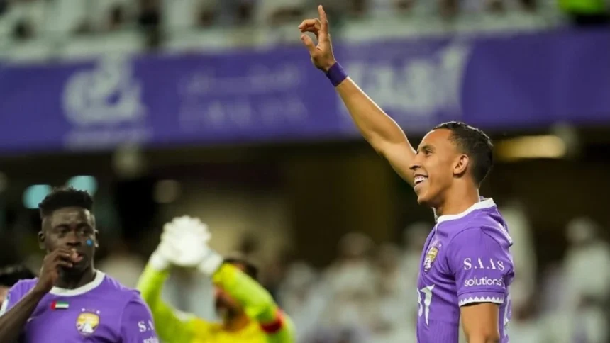 سفيان رحيمي يحتفل مع العين بعد الفوز على دبا في الدوري الإماراتي