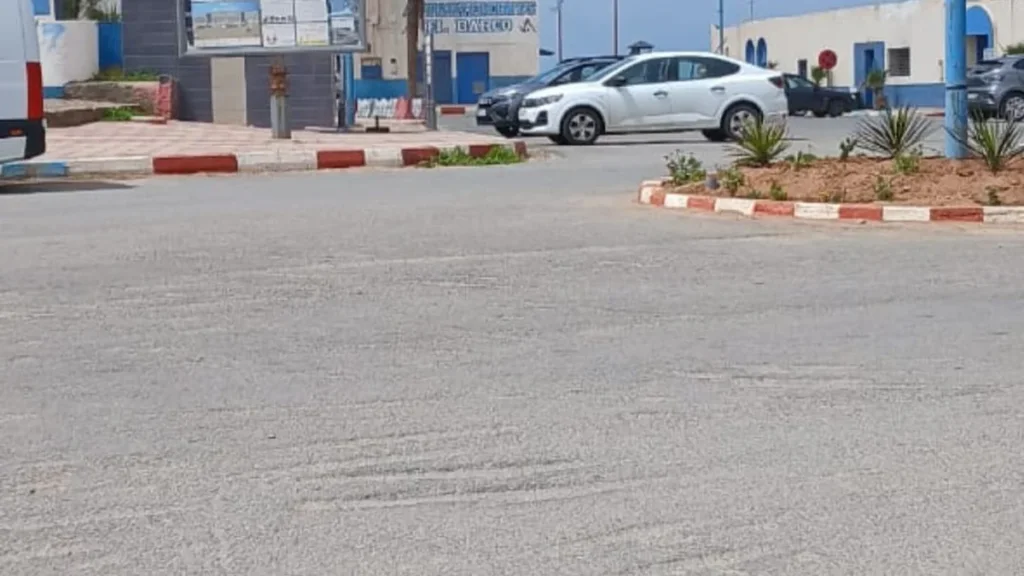 تدهور الإسفلت عند مدخل كورنيش سيدي إفني وسط مطالب بالإصلاح