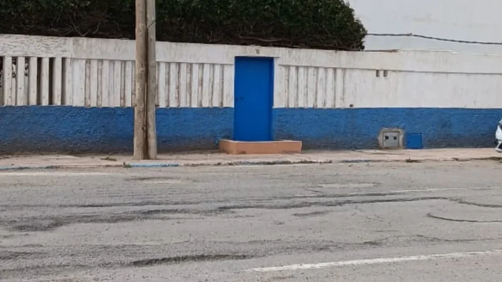 مدخل كورنيش سيدي إفني.. واجهة سياحية يطاردها الإسفلت المتآكل تدهور الإسفلت عند مدخل كورنيش سيدي إفني وسط مطالب بالإصلاح
