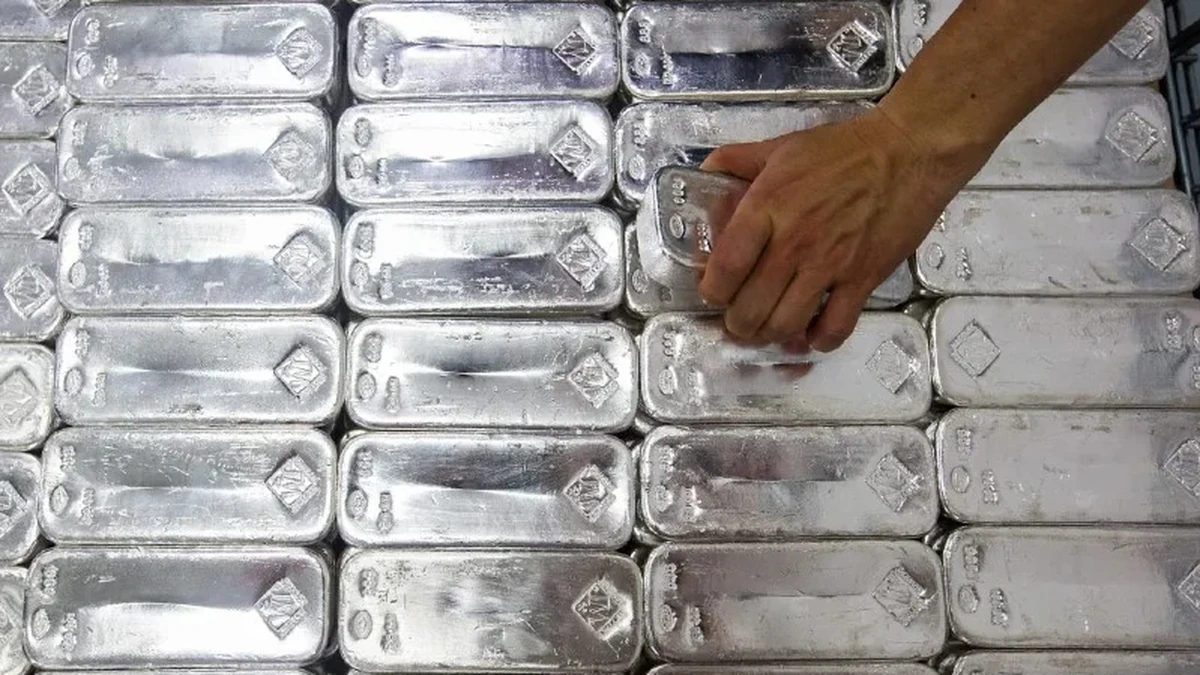 الفضة تقفز فوق 90 دولارا.. ماذا يحدث في أسواق المعادن؟ 