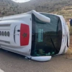 حادثة انقلاب حافلة لنقل المسافرين على الطريق الجهوية 104 بين تافراوت وتيزنيت