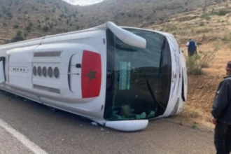 حادثة انقلاب حافلة لنقل المسافرين على الطريق الجهوية 104 بين تافراوت وتيزنيت