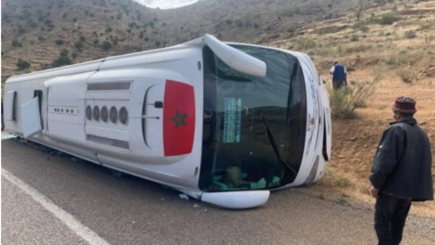حادثة انقلاب حافلة لنقل المسافرين على الطريق الجهوية 104 بين تافراوت وتيزنيت