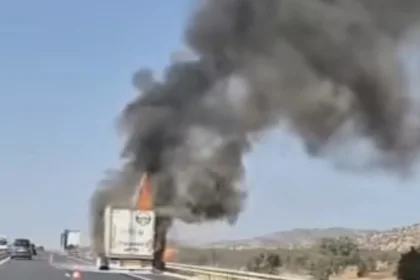 حريق في مقطورة شاحنة قرب محطة الأداء أمسكرود