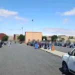 صورة لمسافرين ينتظرون بمحطة أو نقطة انطلاق بمدينة تيزنيت