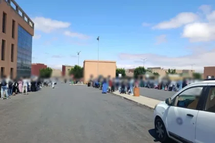 صورة لمسافرين ينتظرون بمحطة أو نقطة انطلاق بمدينة تيزنيت