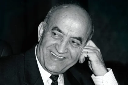 عبد الرحمن اليوسفي (8 مارس 1924 – 29 مايو 2020) سياسي ومحامي مغربي شغل منصب الوزير الأول في الفترة (1998 - 2002)