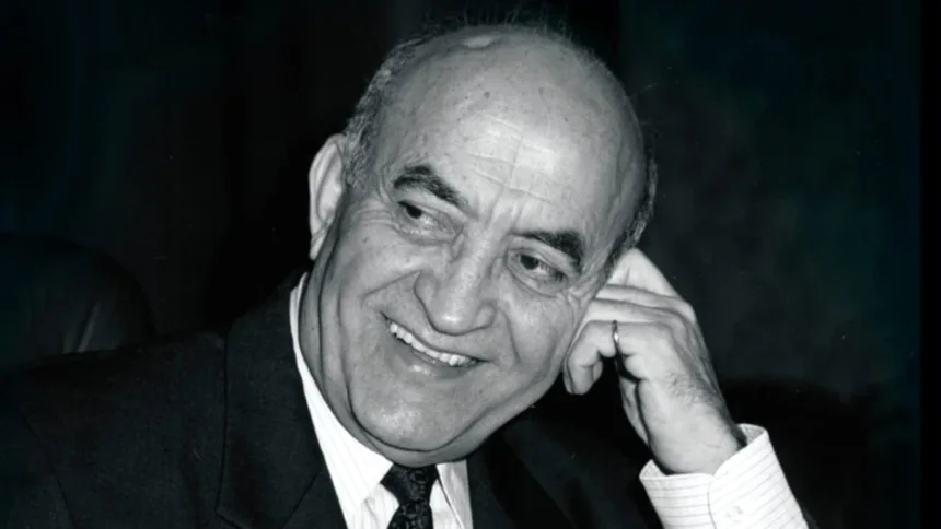 عبد الرحمن اليوسفي (8 مارس 1924 – 29 مايو 2020) سياسي ومحامي مغربي شغل منصب الوزير الأول في الفترة (1998 - 2002)