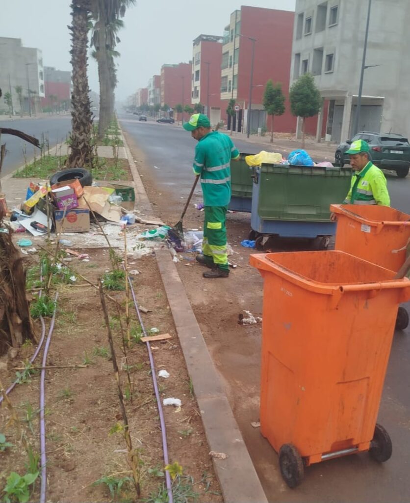 عمال النظافة بتدارت أنزا في مواجهة الرمي العشوائي للنفايات