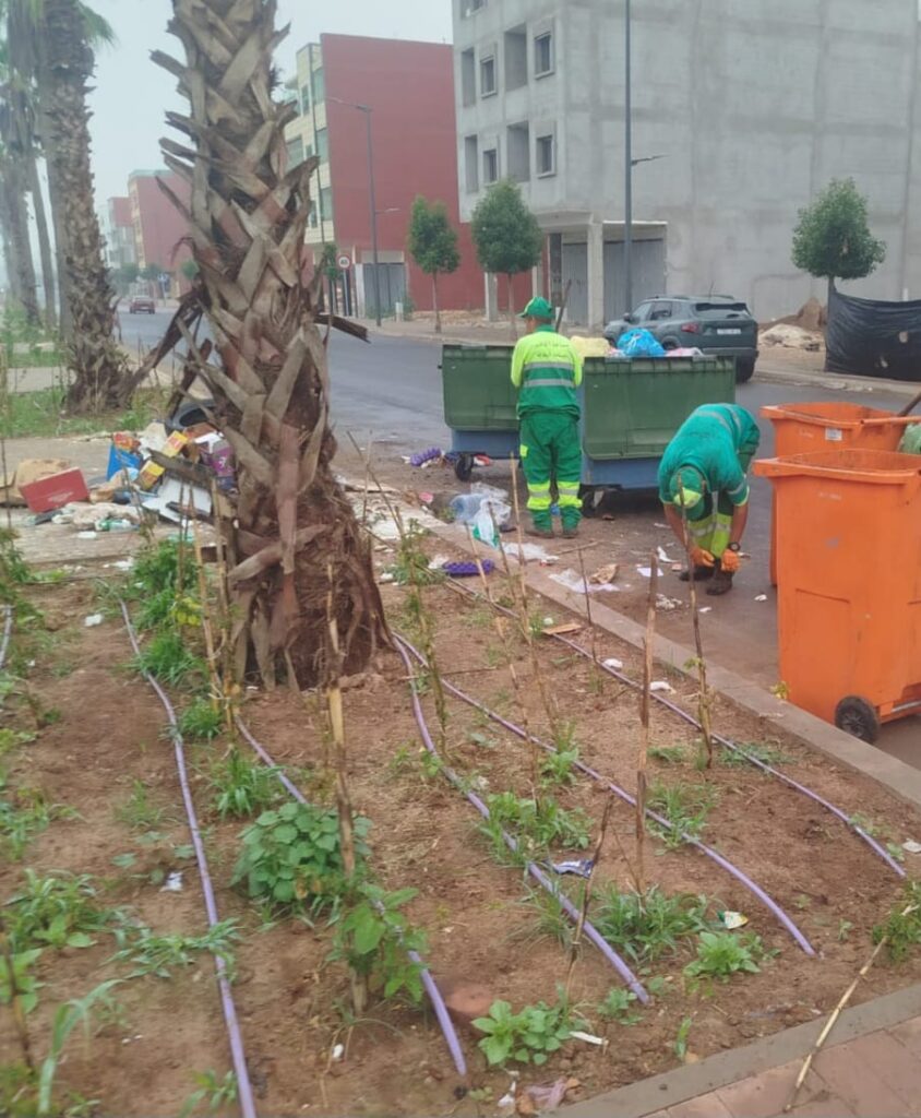 عمال النظافة بتدارت أنزا في مواجهة الرمي العشوائي للنفايات