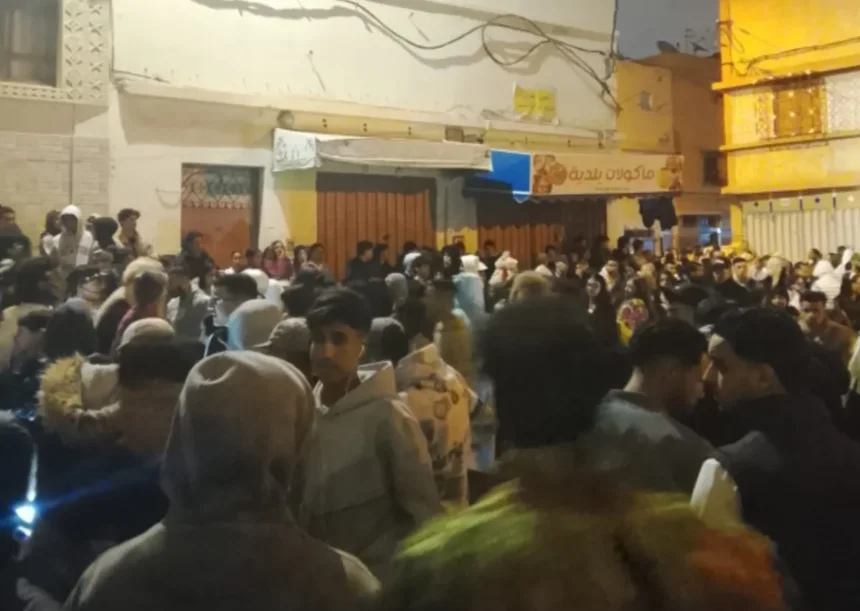 أكادير : الأمن يكثف دورياته ببنسركاو لمنع احتفالات "بوجلود".. والساكنة تصر على الخروج - أكادير24