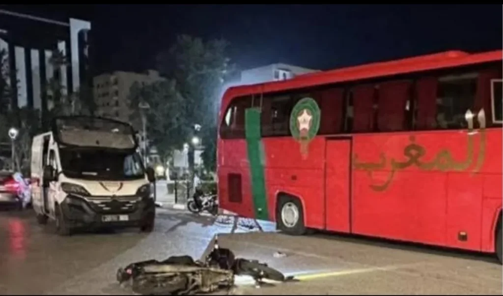 دراجة مجنونة تصدم حافلة المنتخب الوطني وسيارة خفيفة بالشارع العام - أكادير24