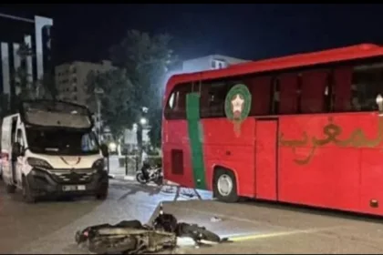 دراجة مجنونة تصدم حافلة المنتخب الوطني وسيارة خفيفة بالشارع العام - أكادير24