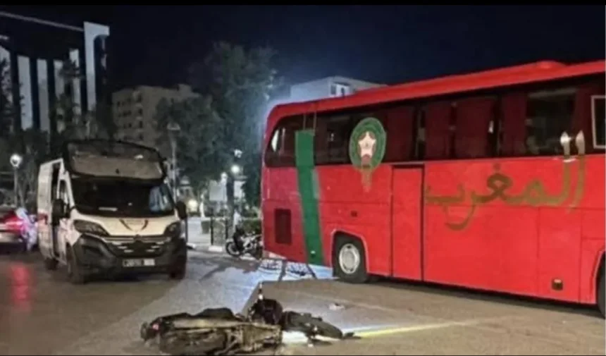 دراجة مجنونة تصدم حافلة المنتخب الوطني وسيارة خفيفة بالشارع العام - أكادير24