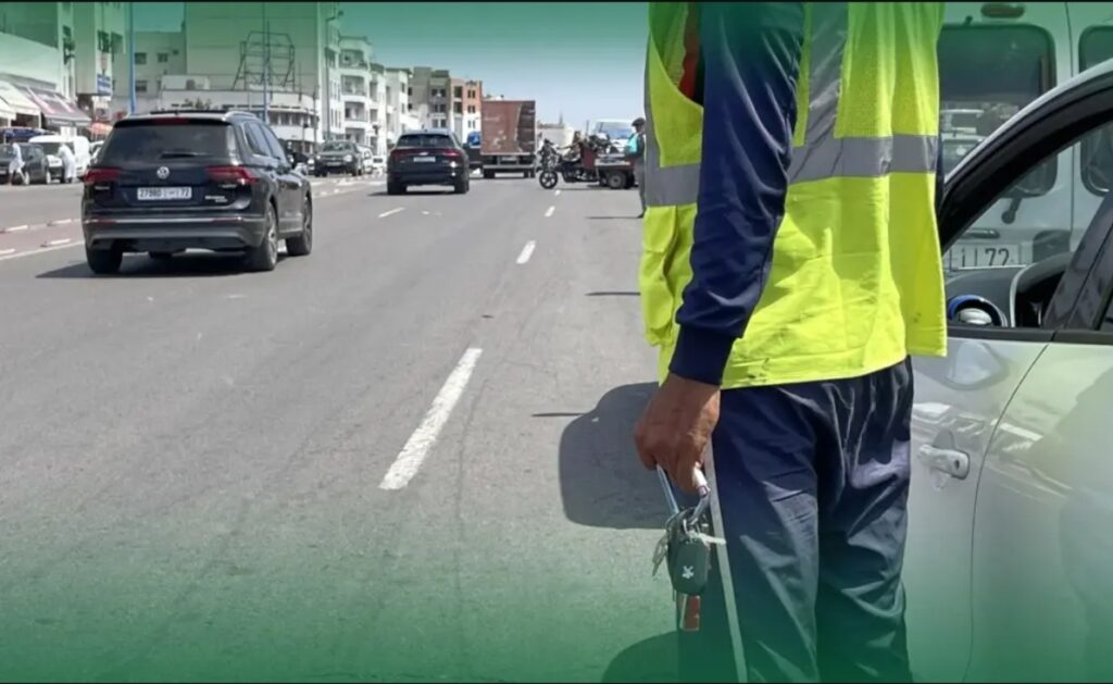صرخة من تغازوت.. حراس السيارات الوهميون يبتزون السياح الأجانب والساكنة تطالب بالتدخل