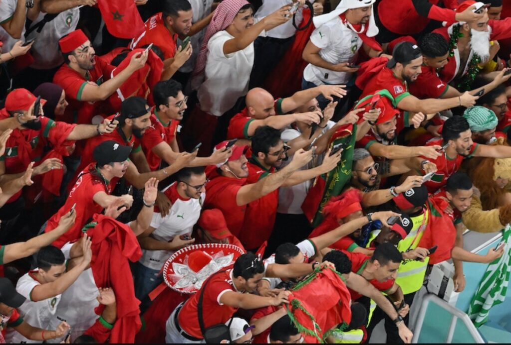 من أزقة البرازيل إلى قارات العالم…. زمن القميص الأحمر