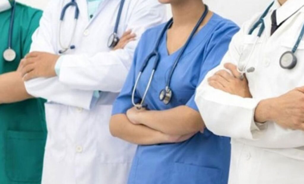 أطباء يعيدون ملف التكوين الطبي بالمغرب إلى الواجهة، ويحذرون من التوسع في كليات الطب أطباء يعيدون ملف التكوين الطبي بالمغرب إلى الواجهة، ويحذرون من التوسع في كليات الطب