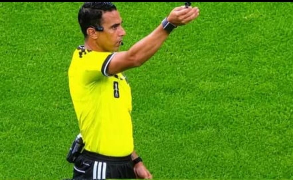 جلال جيد يثبت مجددًا أن التحكيم المغربي يحضر في المواعيد الكبرى