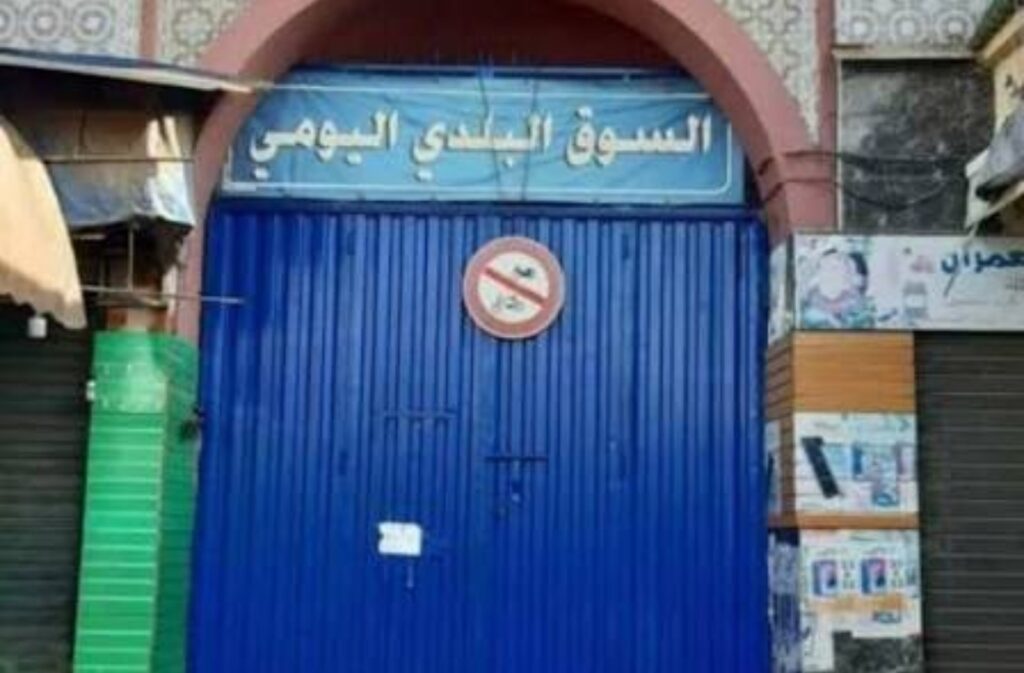 فوق أسطح سوق إنزكان البلدي.. "تهريب" مواد البناء ليلاً يفرخ غرفاً عشوائية