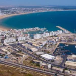 شاطئ ومدينة أكادير يعكسان جاذبية السياحة المغربية