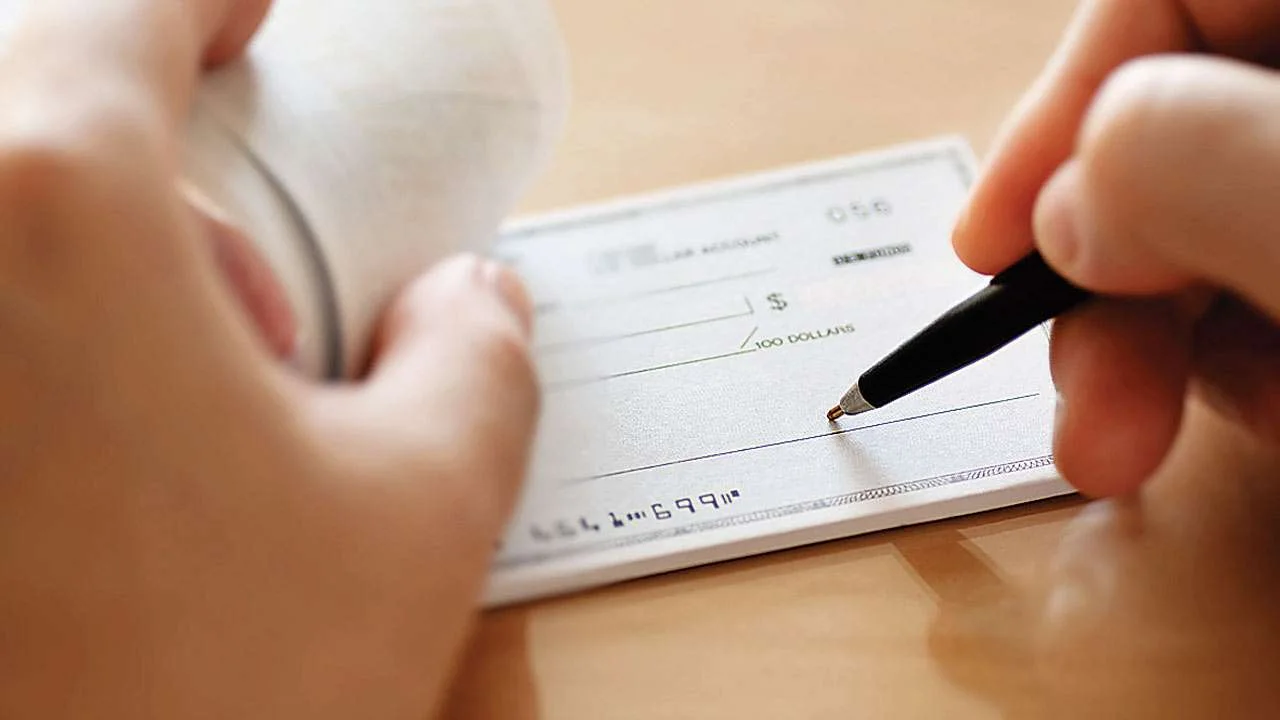 حقوق المستهلك تفتح ملف الشيك على بياض في وكالات كراء السيارات 