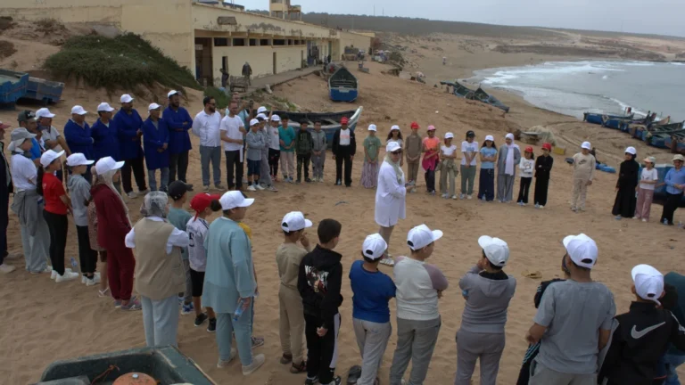 تيفنيت تحتضن حملة بيئية لتنظيف الشاطئ وتحسيس مستعمليه