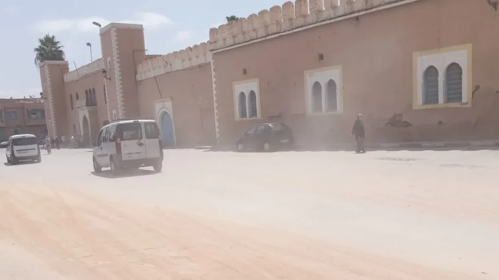 غبار الأشغال يخنق ساحة المشور بتزنيت.. مطالب بتدخل عاجل لحماية الساكنة والتجار Poussière de la place Al-Mashwar, Tiznit