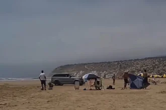 Voitures sur les plages d'Agadir