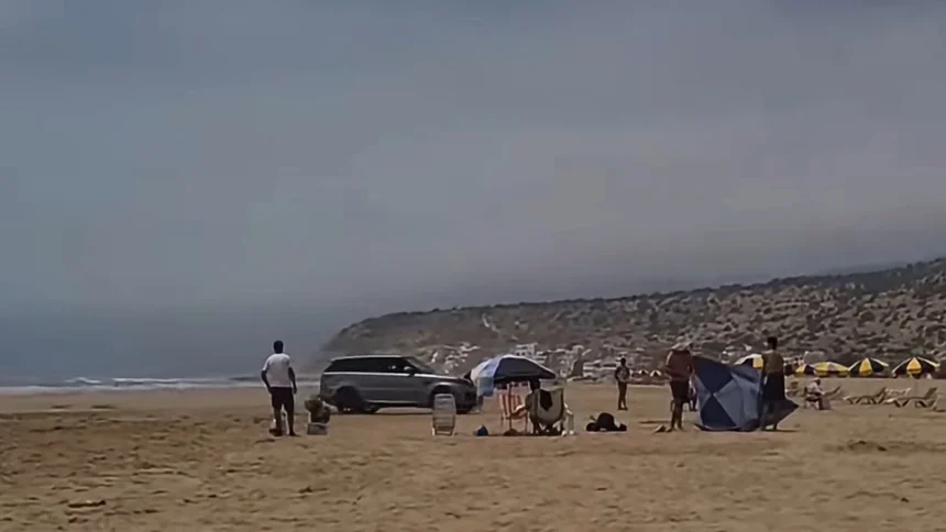 Voitures sur les plages d'Agadir