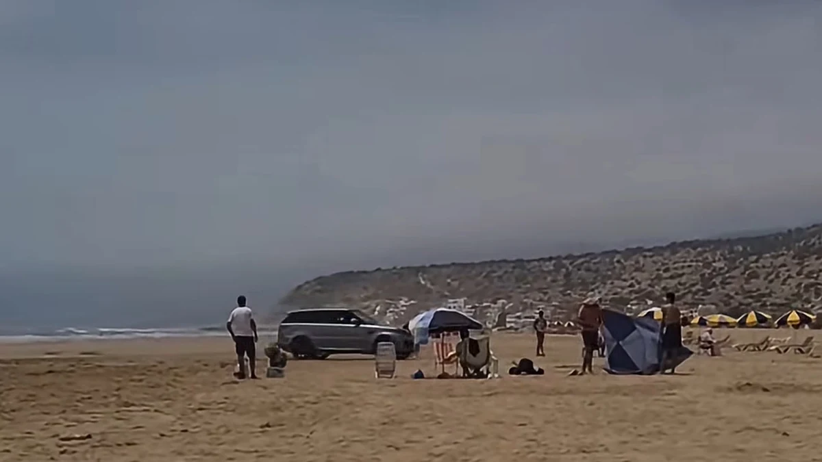 Voitures sur les plages d'Agadir