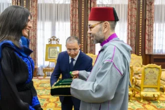 جلالة الملك يستقبل المتسلقة المغربية نوال صفنضلة / الصورة : و.م.ع
