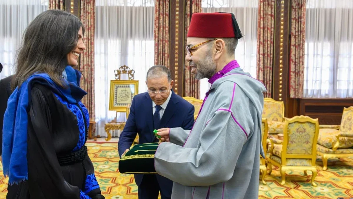 جلالة الملك يستقبل المتسلقة المغربية نوال صفنضلة / الصورة : و.م.ع