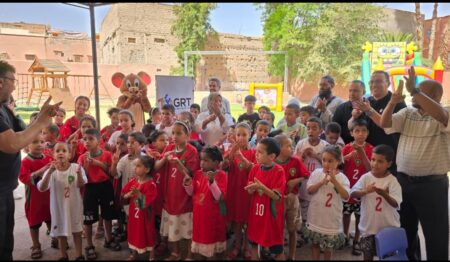 جمعية سند الاجيال وGRTالبريطانية يهدون اقمصة المنتخب ل 120طفلا بعد الثلاثية الكندية